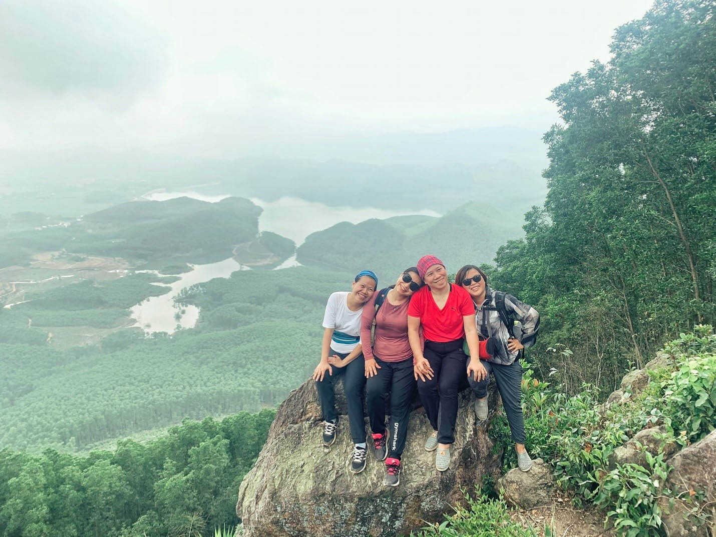 Đến Huế, trải nghiệm trekking, cắm trại qua đêm trên đỉnh Hòn Vượn