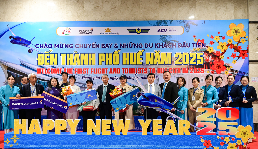 Thành phố Huế đón những du khách hàng không đầu tiên năm 2025