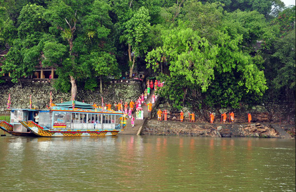 Điện Hòn Chén