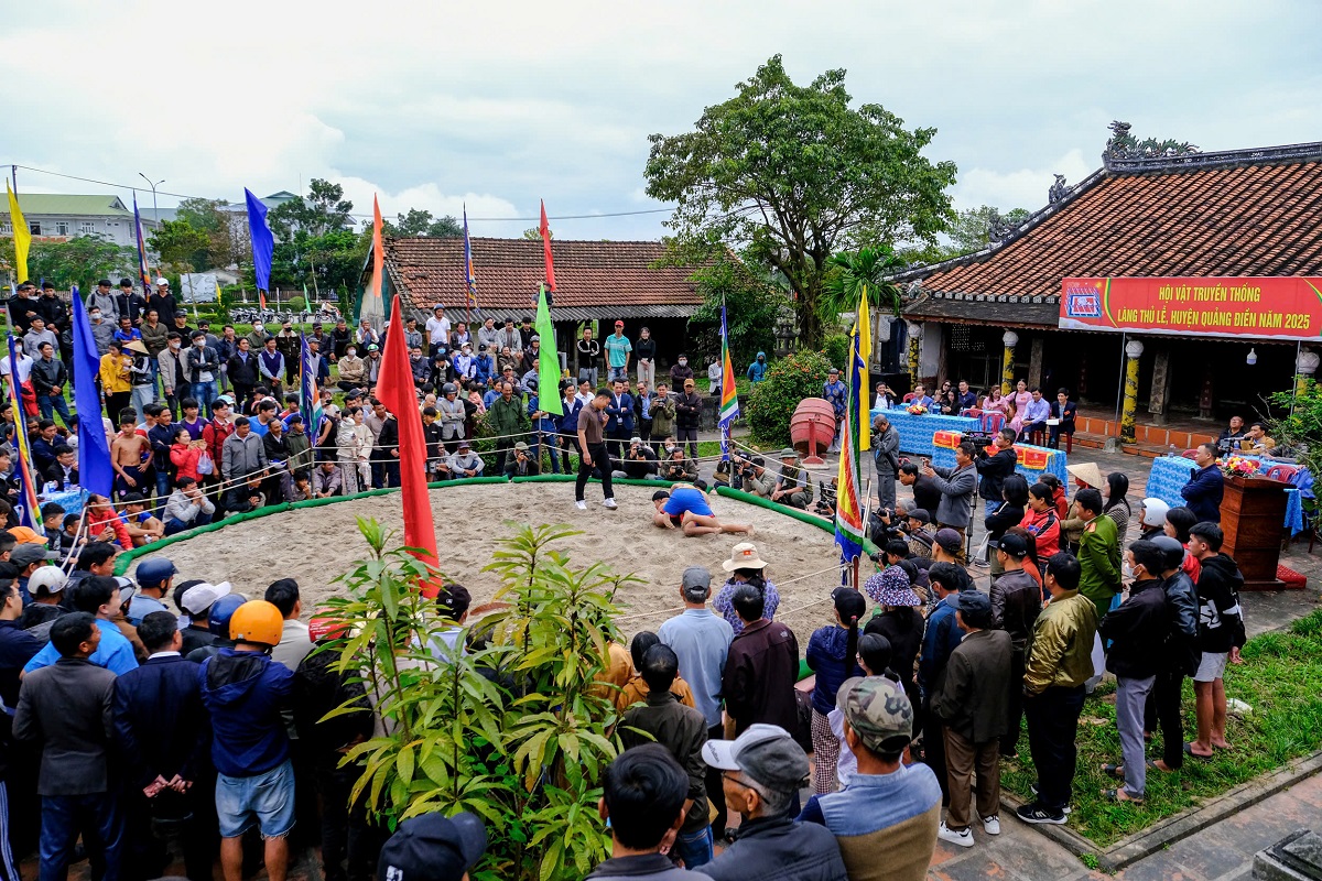 Sôi động sới vật truyền thống làng Thủ Lễ