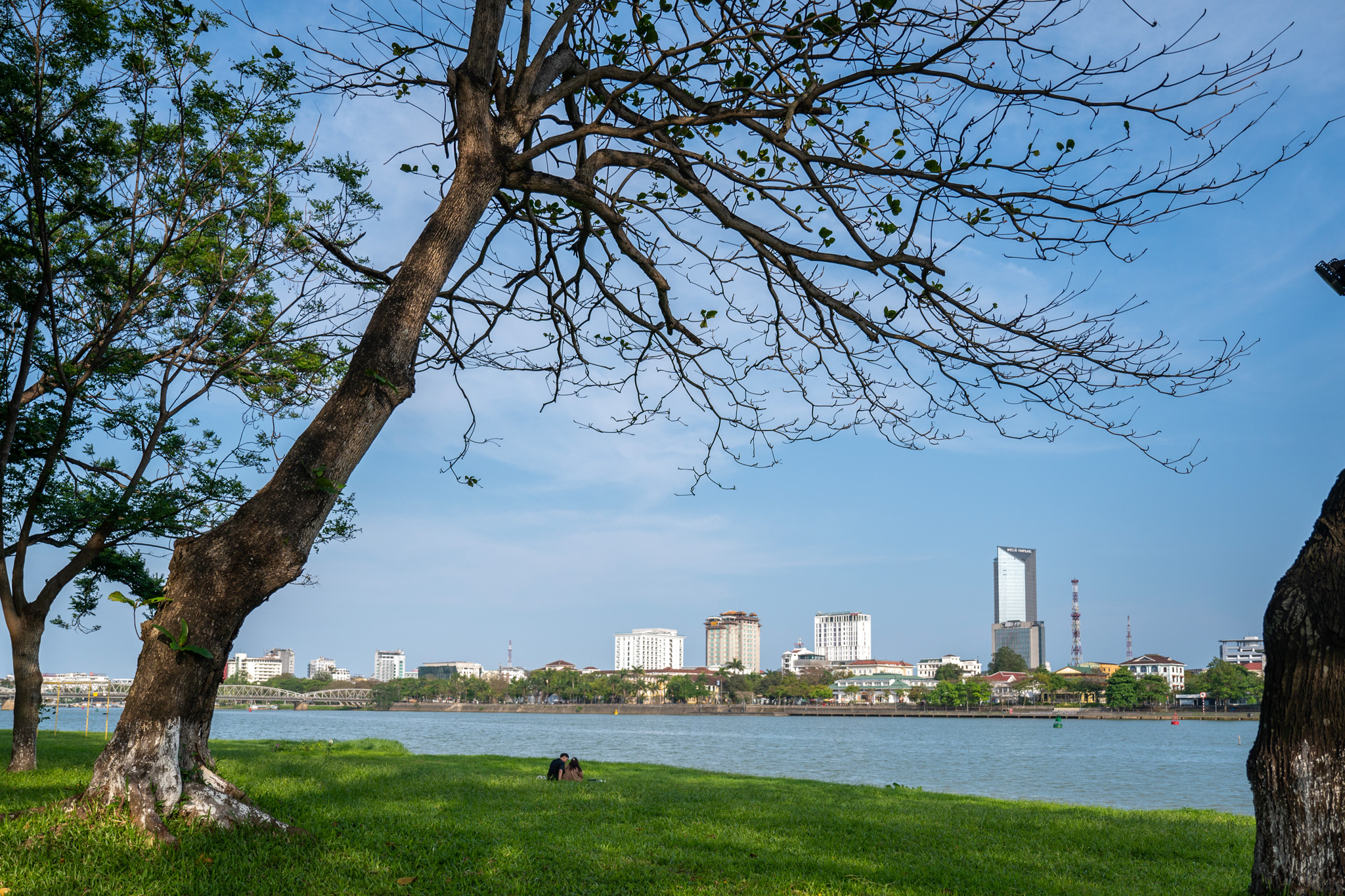 Huế bình yên trong từng vạt nắng và những con đường mộng mơ