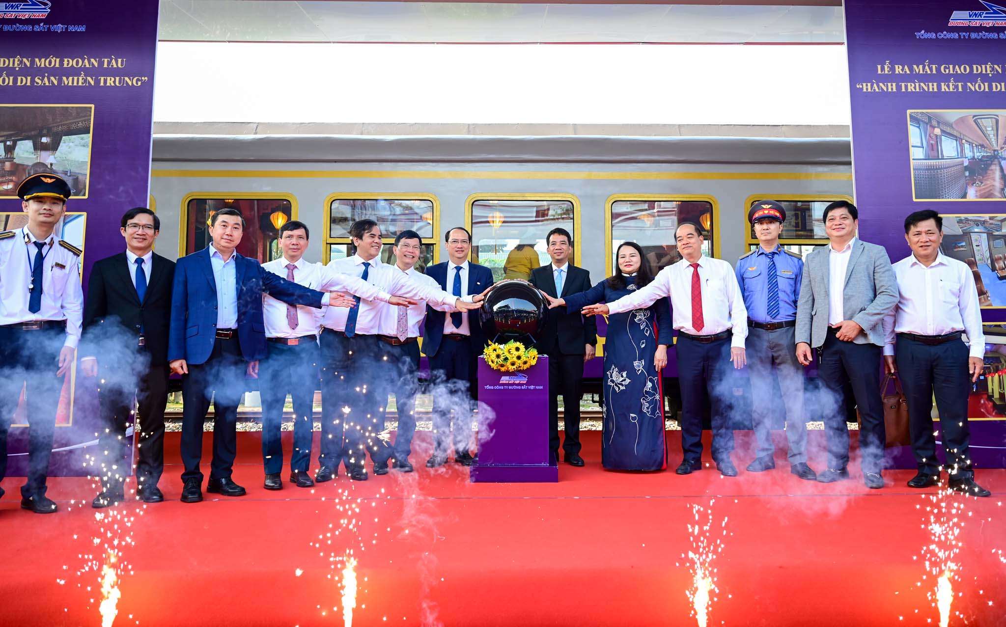 Ra mắt diện mạo mới đoàn tàu "Hành trình kết nối di sản miền Trung" & Ga Huế chính thức trở thành điểm du lịch