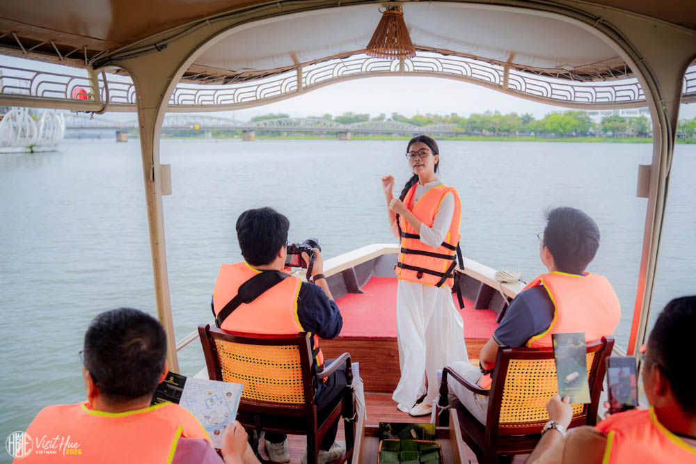 Huế “đánh thức” hệ thống thủy đạo cổ bằng tour thuyền điện “xanh”