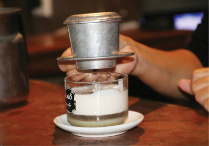 Cà phê muối đem cả thế giới về Huế 