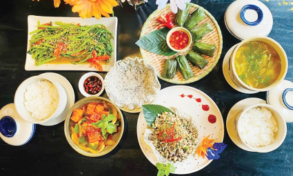 Cơm nhà lam Huế 