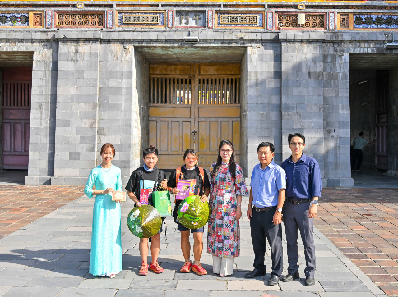 Vượt 750 km từ Hà Nội đi bộ đến Huế, hai mẹ con chị Hà Phương được chào đón và nhận quà tại Cố đô 