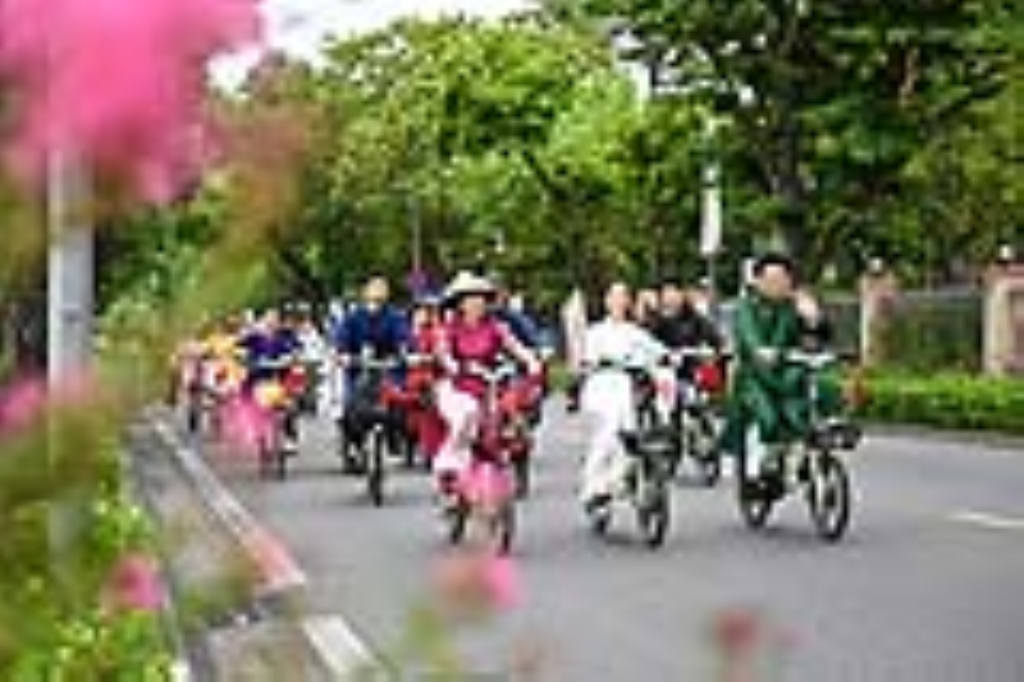 Hàng trăm người tham gia chương trình "Đạp xe vì môi trường với chủ đề Áo dài qua phố năm 2026"