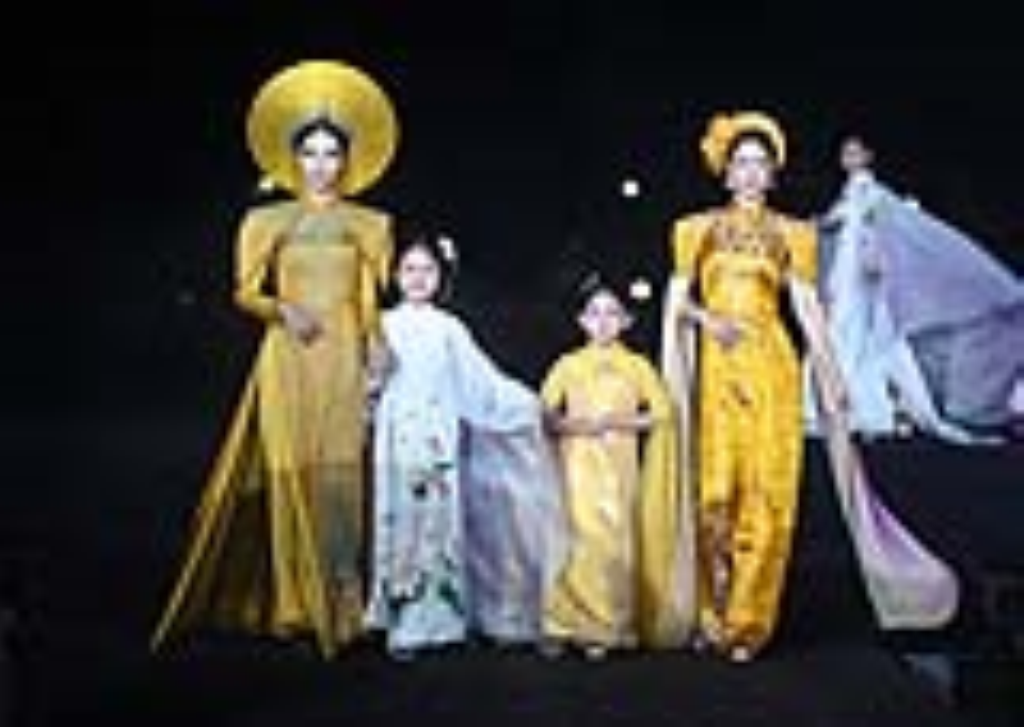 Tôn vinh vẻ đẹp áo dài Huế bên dòng Hương Giang