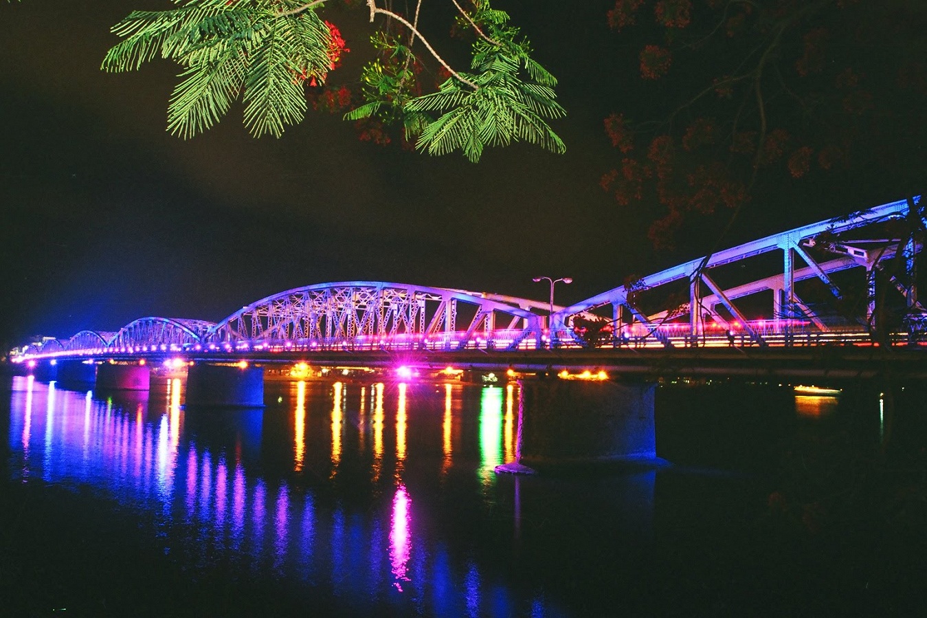 Có một sắc màu mang riêng tên của Huế