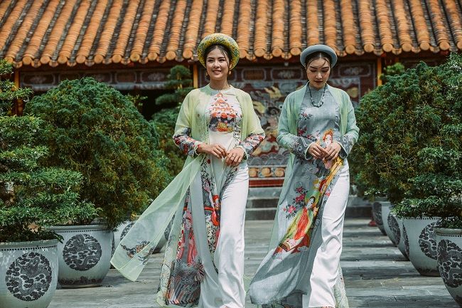 Hoa hậu Ngọc Hân và ‘nàng thơ xứ Huế’ mơ mộng trong tà áo dài cách tân